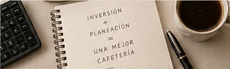 Libreta de espiral con el texto Inversión + Planeación = Una mejor cafetería, pluma y calculadora